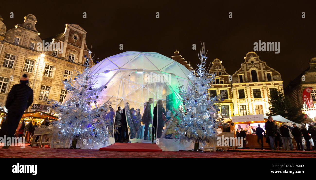 Un igloo-pod di stile presso il Mercato di Natale (Marché de Noël) in Arras, Francia. Il mercato è il più grande nella regione e trattenuto sulla Grand Place. Foto Stock