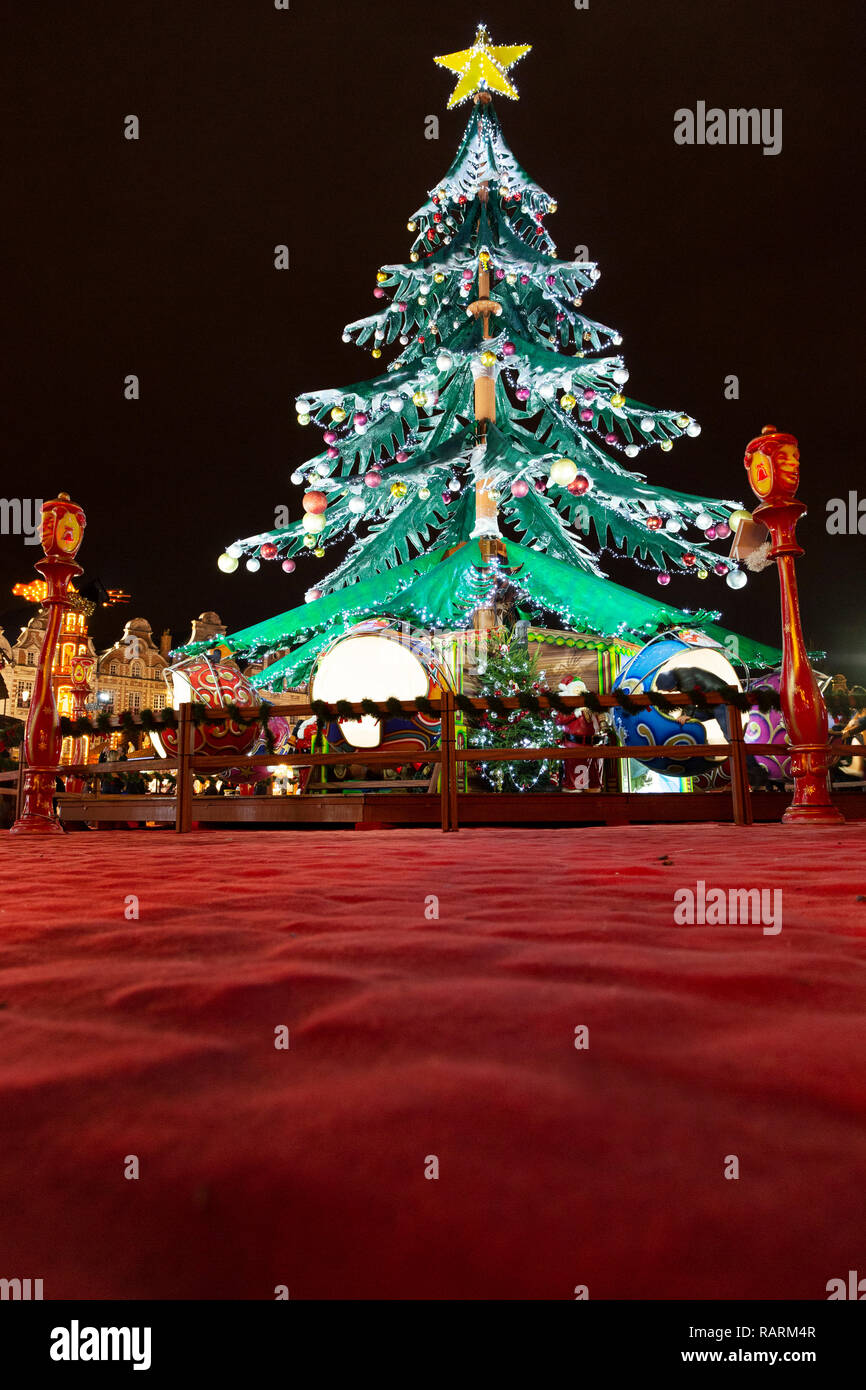 Albero di Natale presso il Mercato di Natale (Marché de Noël) in Arras, Francia. Il mercato è il più grande nella regione e trattenuto sulla Grand Place. Foto Stock
