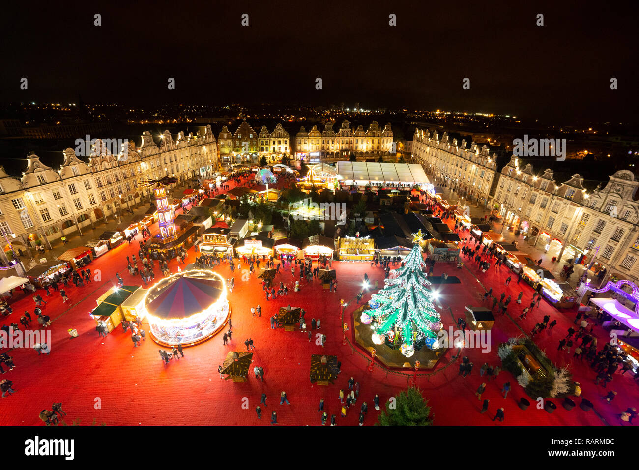 Il mercato di Natale (Marché de Noël) in Arras, Francia. Il mercato è il più grande nella regione e trattenuto sulla Grand Place. Foto Stock
