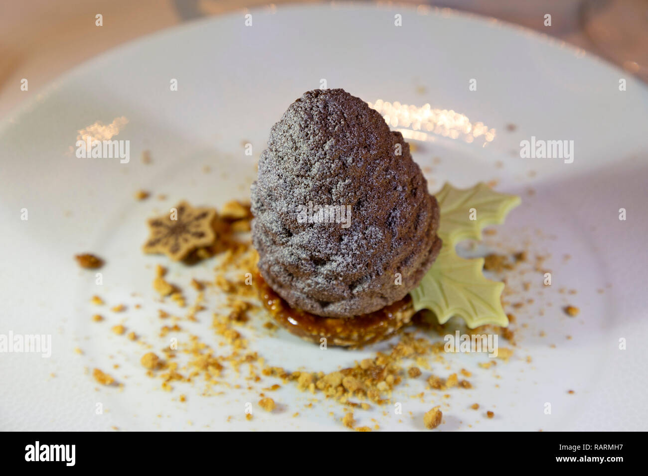 Un dessert disegnata come una pigna e servito durante il tempo di Avvento in Francia. Il dolce è parte di una pre-natale menu. Foto Stock