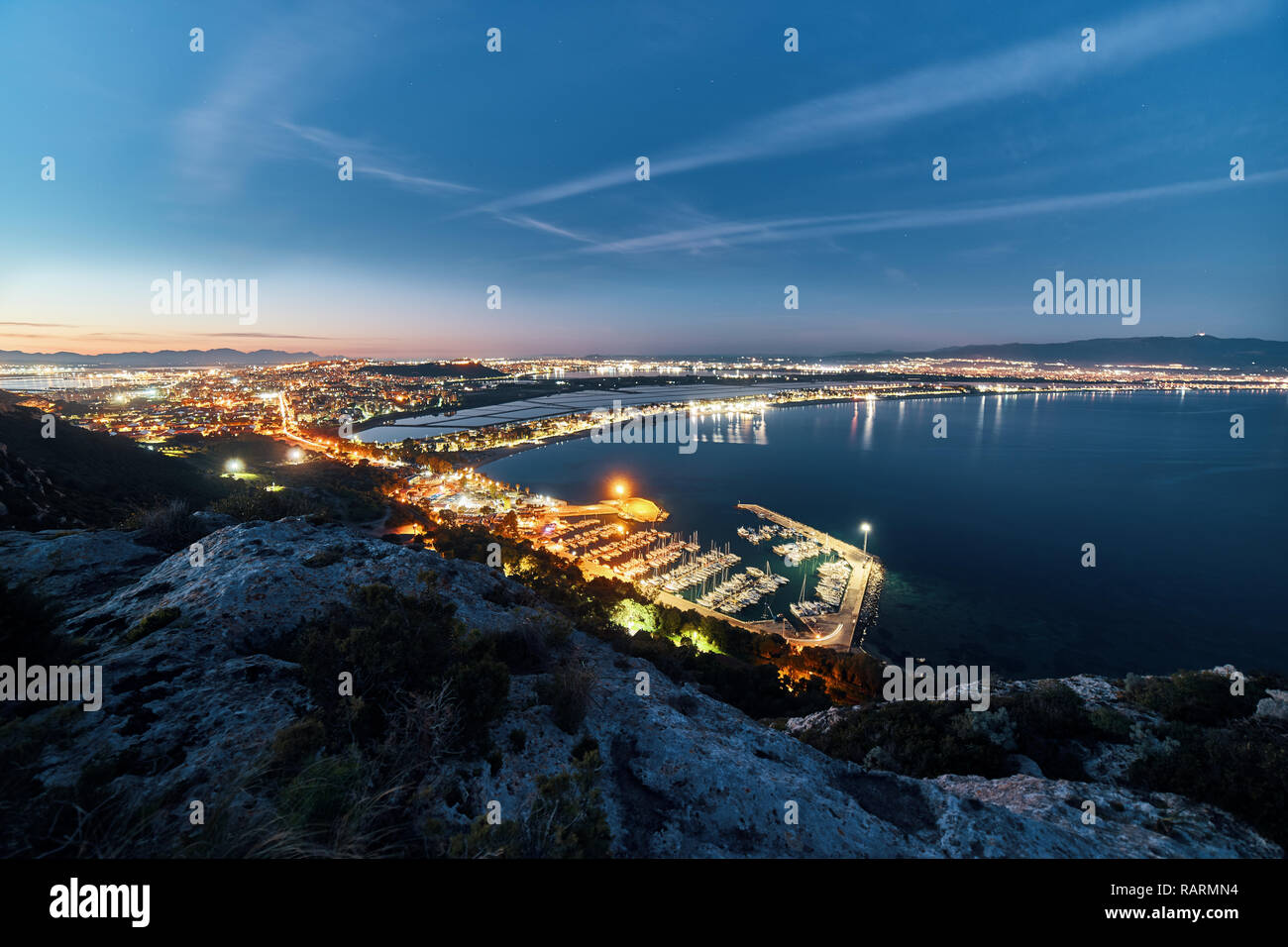 Vista panoramica della città di Cagliari dal 'sella del Diavolo' hill Foto Stock