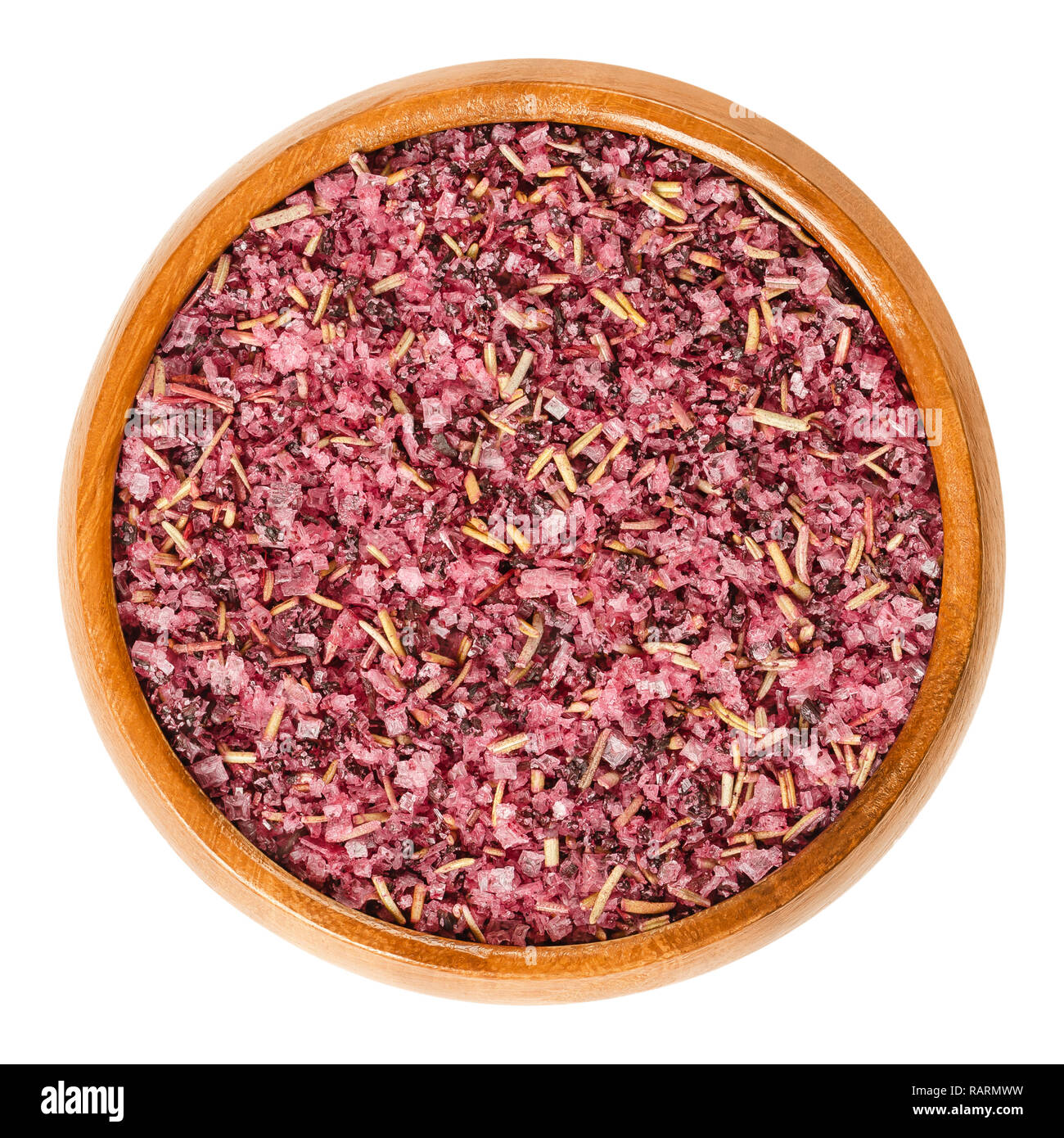 Fleur de Sel con secchi fiori di ibisco e rosmarino in ciotola di legno. Viola sale colorato per sapore e guarnire il cibo. Foto Stock