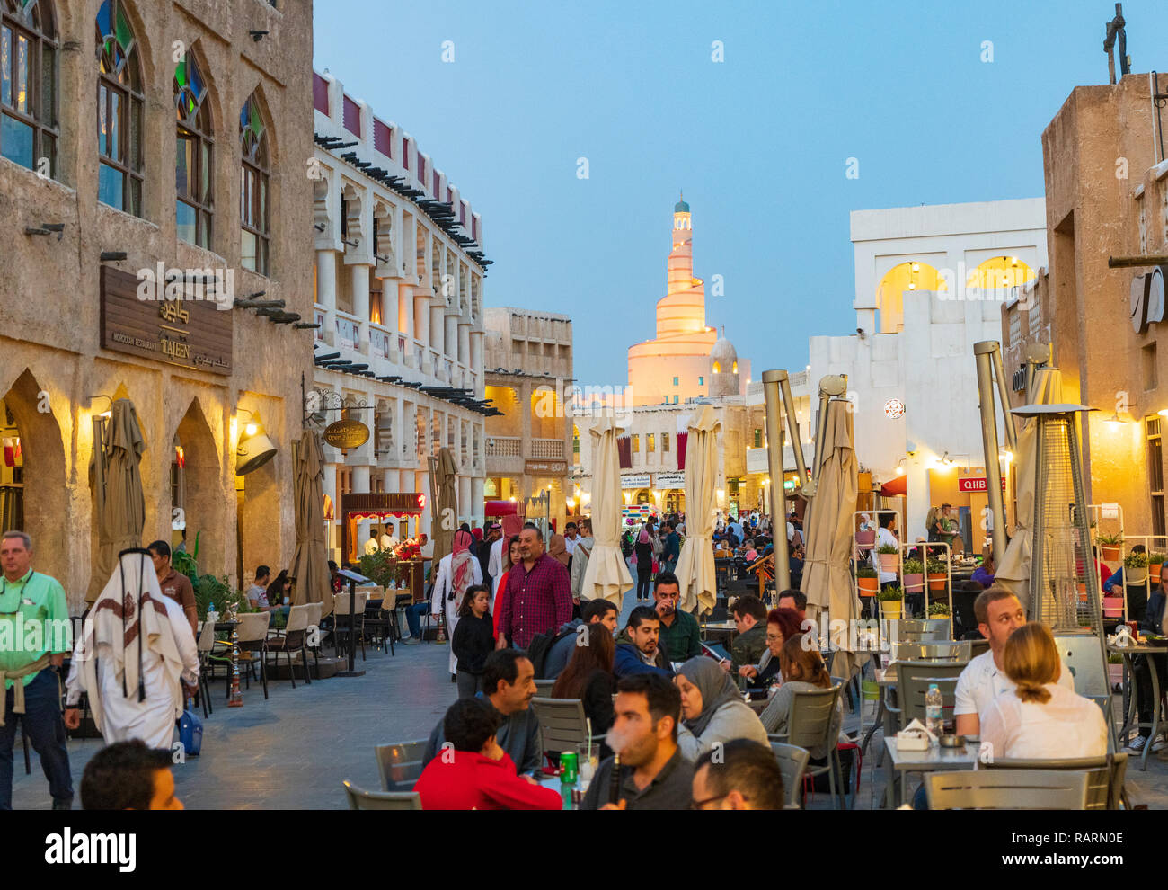 Vista serale di strada frequentata da persone in Souq Waqif a Doha, in Qatar Foto Stock