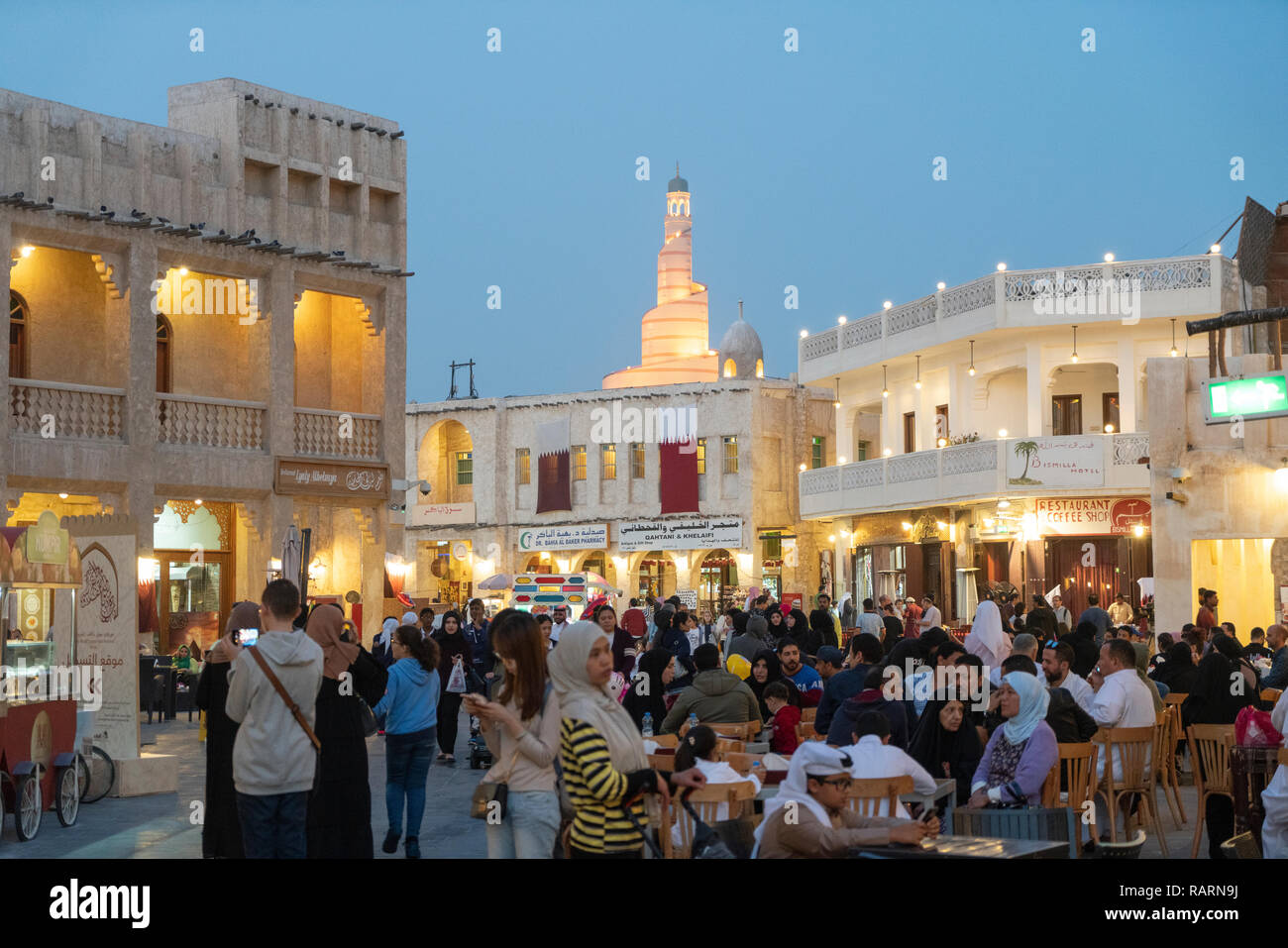Vista serale di strada frequentata da persone in Souq Waqif a Doha, in Qatar Foto Stock