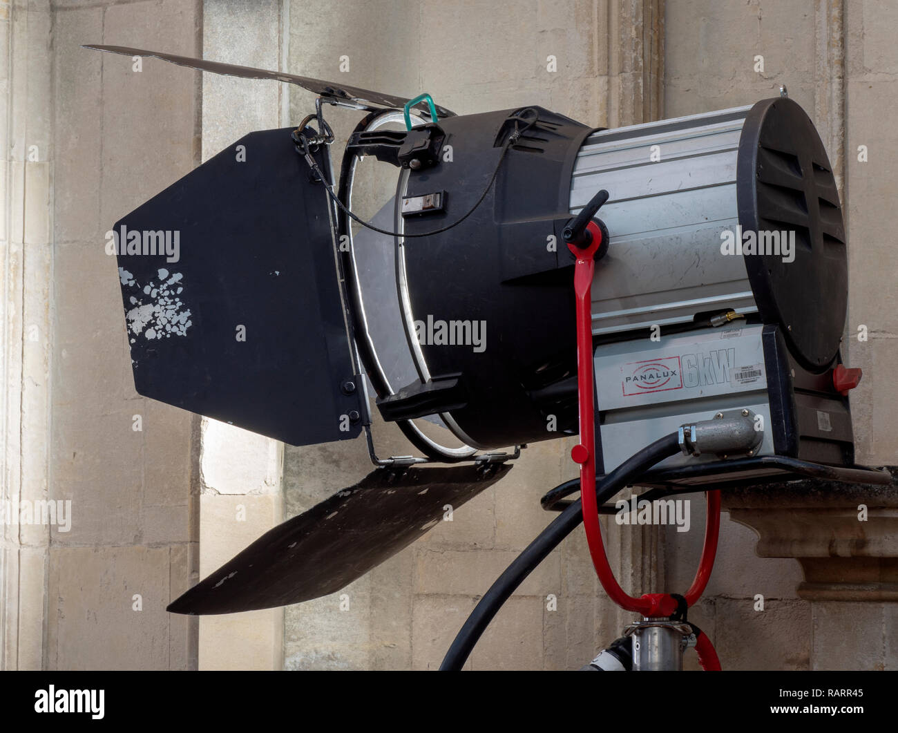 Grandi 6kW lampada per utilizzare sul set del film alimentato da Panalux. Foto Stock