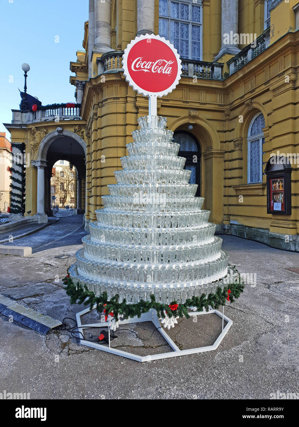 Zagabria, Croazia - 04 gennaio 2019: bottiglie vuote di Coca Cola come un albero di Natale, nella parte anteriore del Croatian National Theatre, Gennaio 04, 2019 in Foto Stock