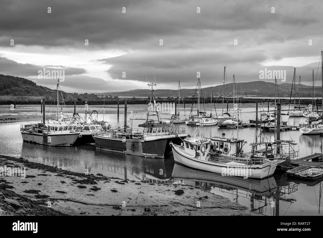 Barche da pesca in un porto che in Irlanda Foto Stock