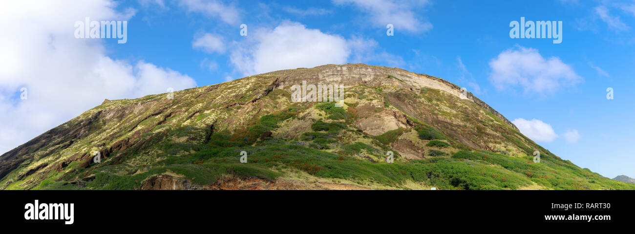 Kualoa mountain range vista panoramica, famosa location del film su Oahu Island, Hawaii - Immagine Foto Stock