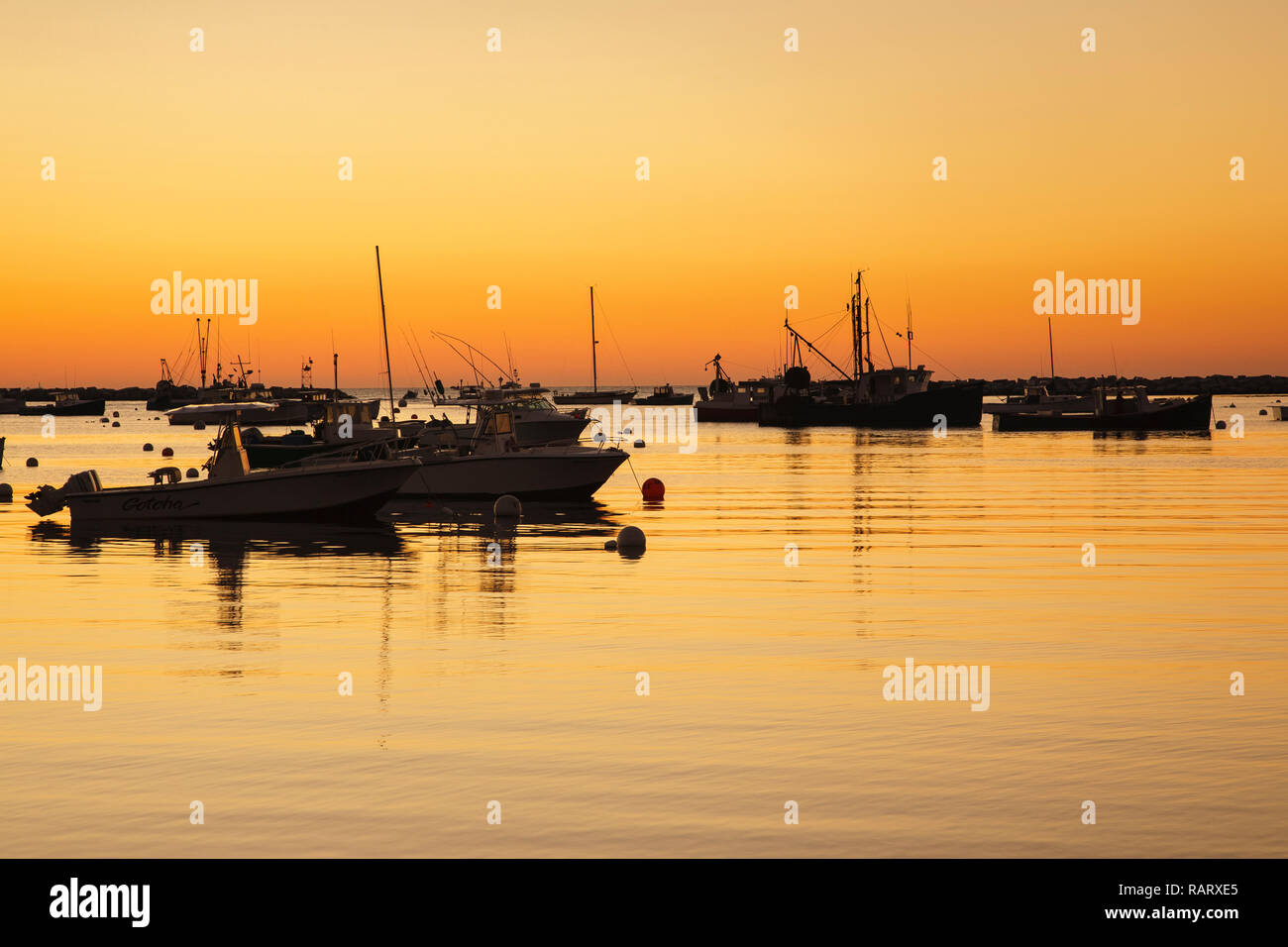 Sunrise oltre da imbarcazioni al Porto di segale in segale, New Hampshire durante i mesi autunnali. Foto Stock