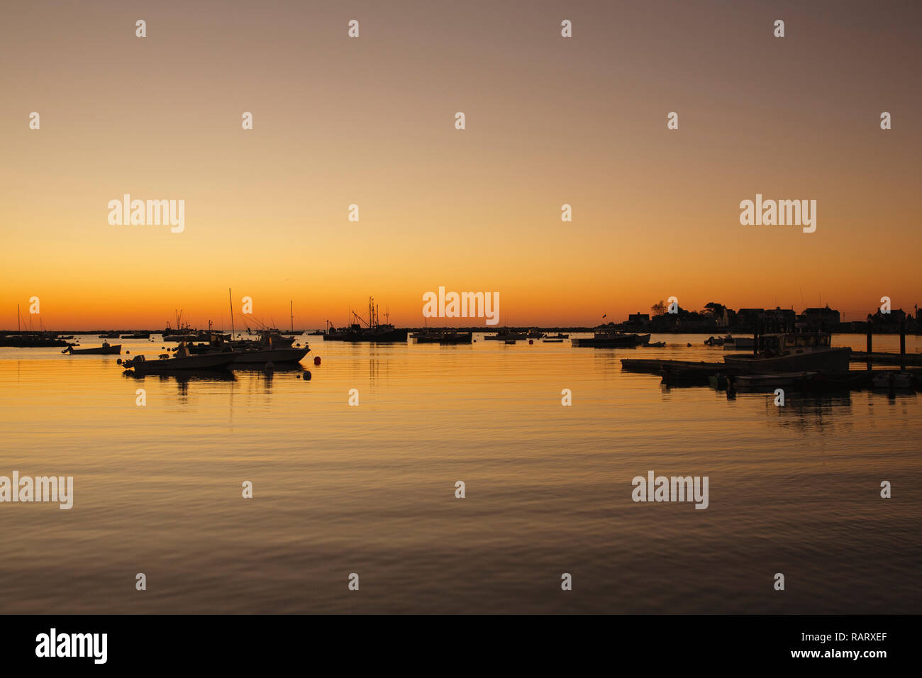 Sunrise oltre da imbarcazioni al Porto di segale in segale, New Hampshire durante i mesi autunnali. Foto Stock