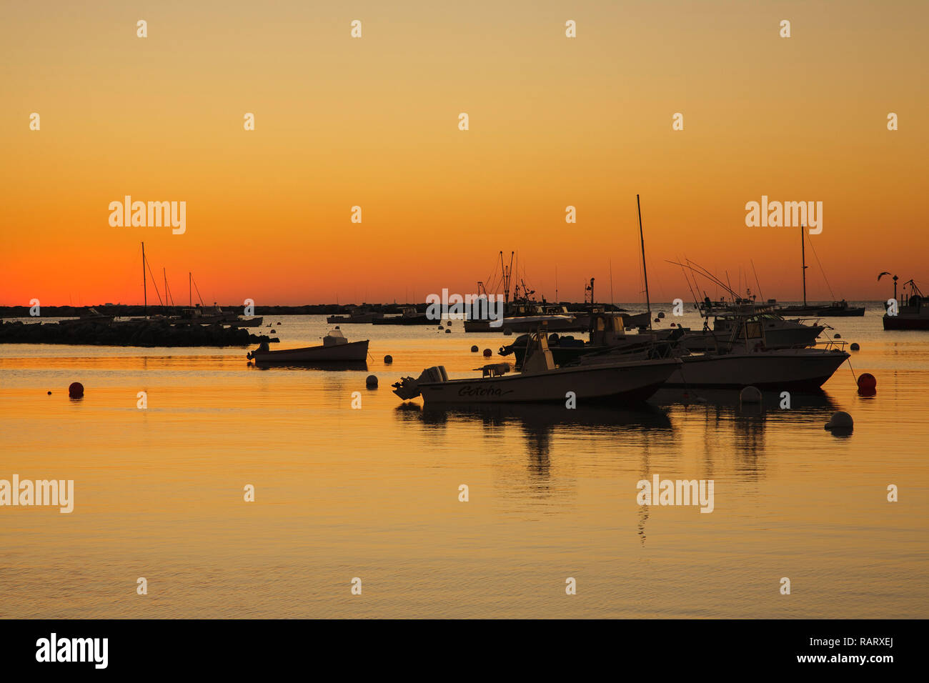 Sunrise oltre da imbarcazioni al Porto di segale in segale, New Hampshire durante i mesi autunnali. Foto Stock