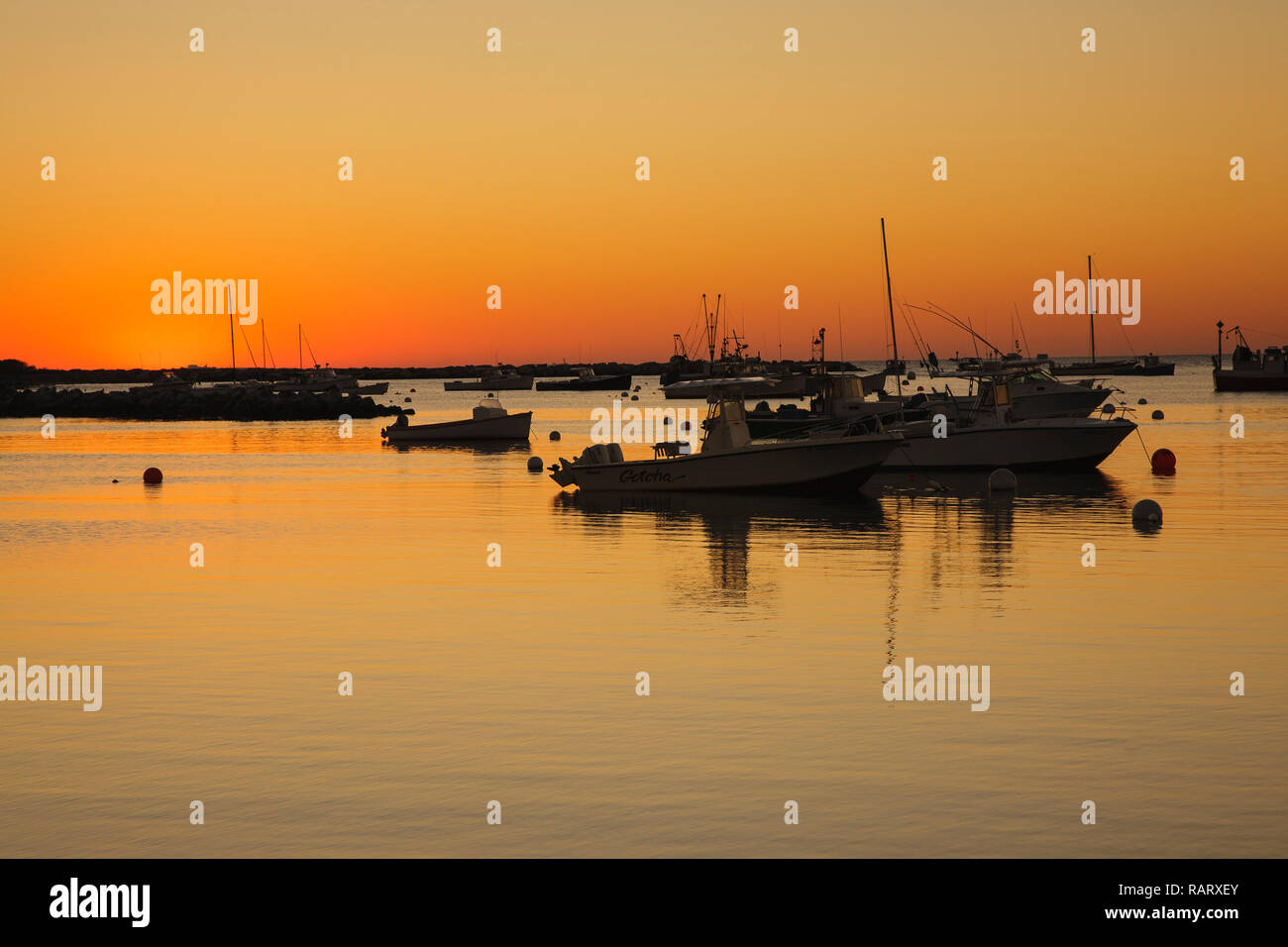 Sunrise oltre da imbarcazioni al Porto di segale in segale, New Hampshire durante i mesi autunnali. Foto Stock