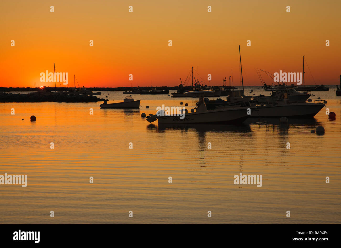 Sunrise oltre da imbarcazioni al Porto di segale in segale, New Hampshire durante i mesi autunnali. Foto Stock