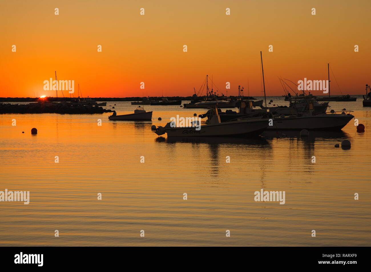 Sunrise oltre da imbarcazioni al Porto di segale in segale, New Hampshire durante i mesi autunnali. Foto Stock