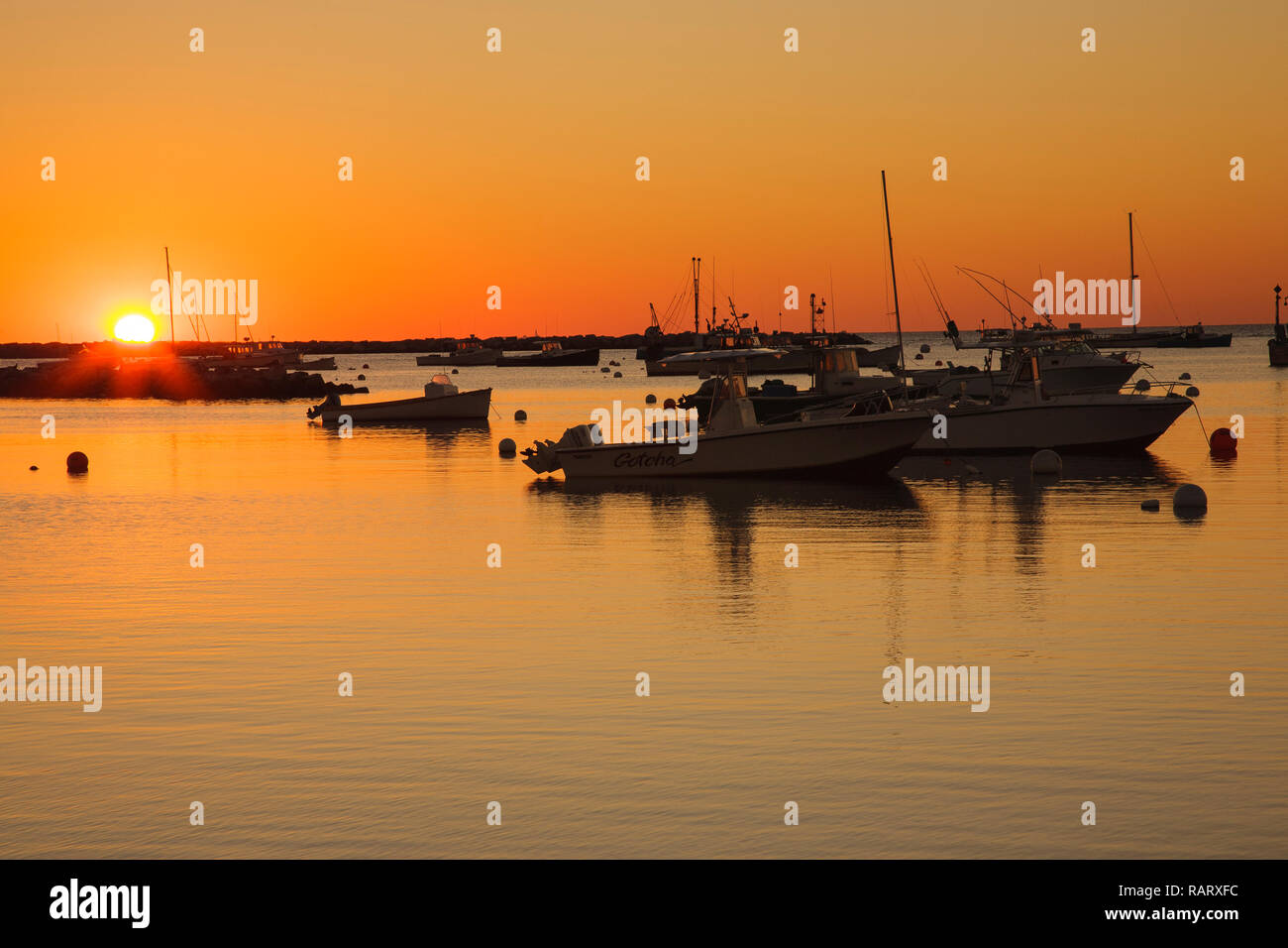 Sunrise oltre da imbarcazioni al Porto di segale in segale, New Hampshire durante i mesi autunnali. Foto Stock