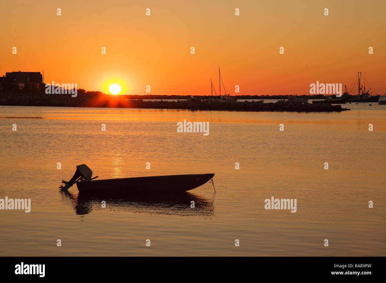 Sunrise oltre da imbarcazioni al Porto di segale in segale, New Hampshire durante i mesi autunnali. Foto Stock