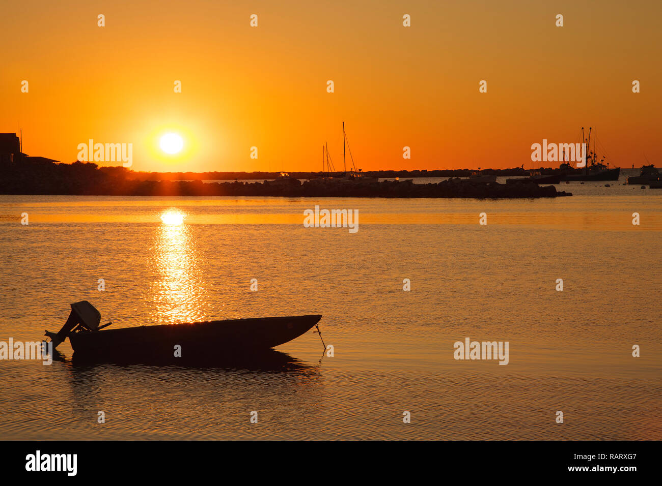 Sunrise oltre da imbarcazioni al Porto di segale in segale, New Hampshire durante i mesi autunnali. Foto Stock