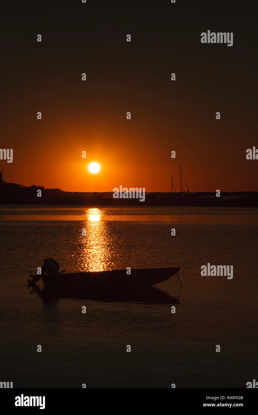Sunrise oltre da imbarcazioni al Porto di segale in segale, New Hampshire durante i mesi autunnali. Foto Stock