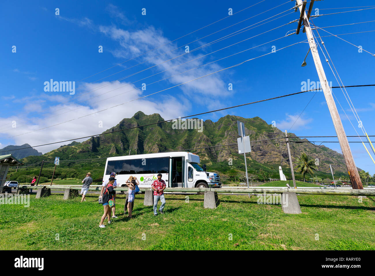 Kahaluu, Hawaii - Dic 24, 2018 : Kualoa mountain range vista panoramica, famosa location del film su Oahu Island, Hawaii - Immagine Foto Stock
