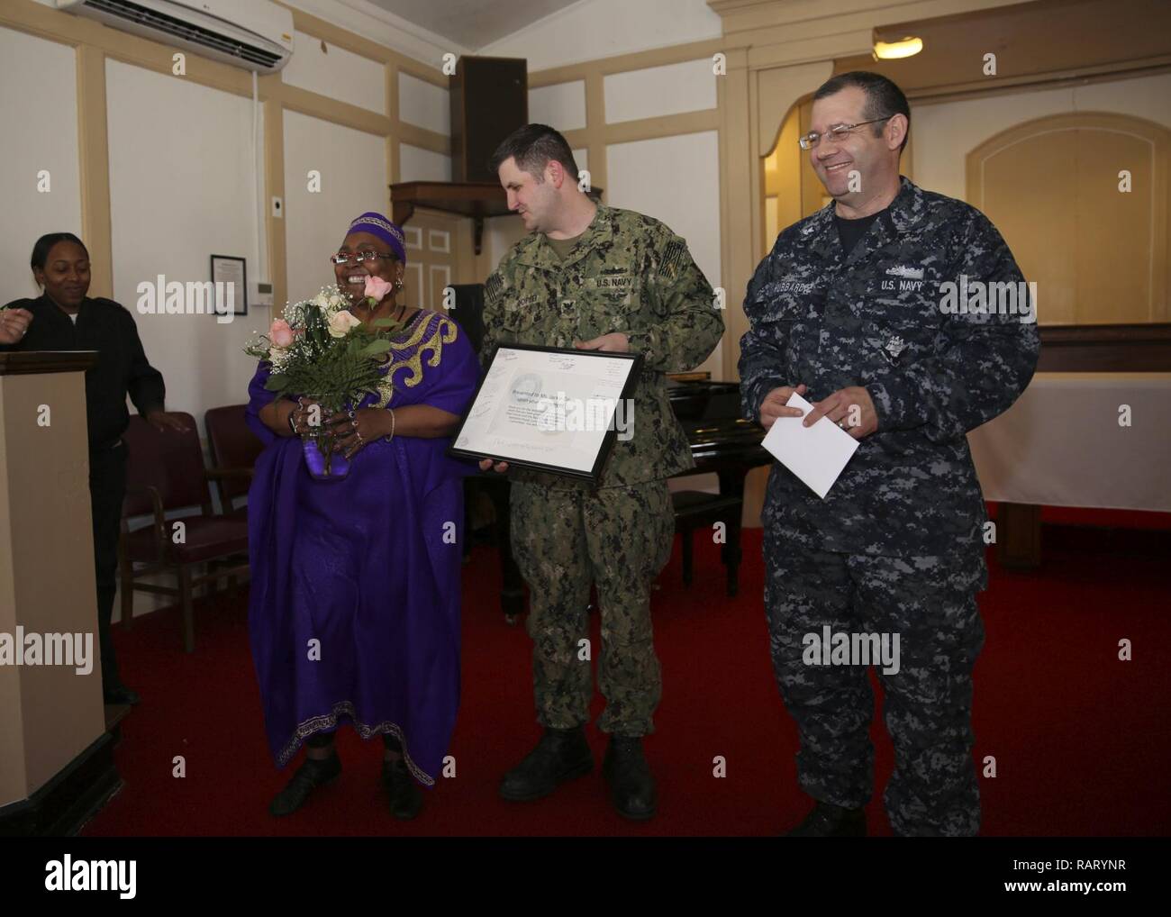 NORFOLK, Virginia (feb. 16, 2017) - Membri del patrimonio combinato Comitato riconoscere la sig.ra Jackie Davis, un 14-anno veterano del comitato, durante la storia nero mese Celebrazione detenuti a bordo di supporto navale attività Hampton Roads. La manifestazione si è concentrata sul tema di quest'anno "Successo lascia sempre impronte" e riconoscere i contributi di African American attivisti, gli innovatori e i membri del servizio. Foto Stock