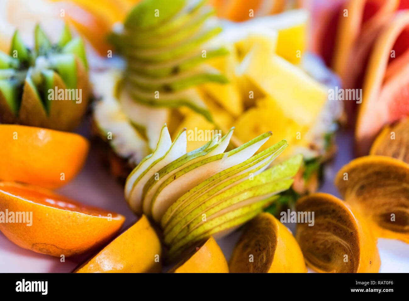 Bel frutto della piastra sulla mensa conviviale vicino fino Foto Stock
