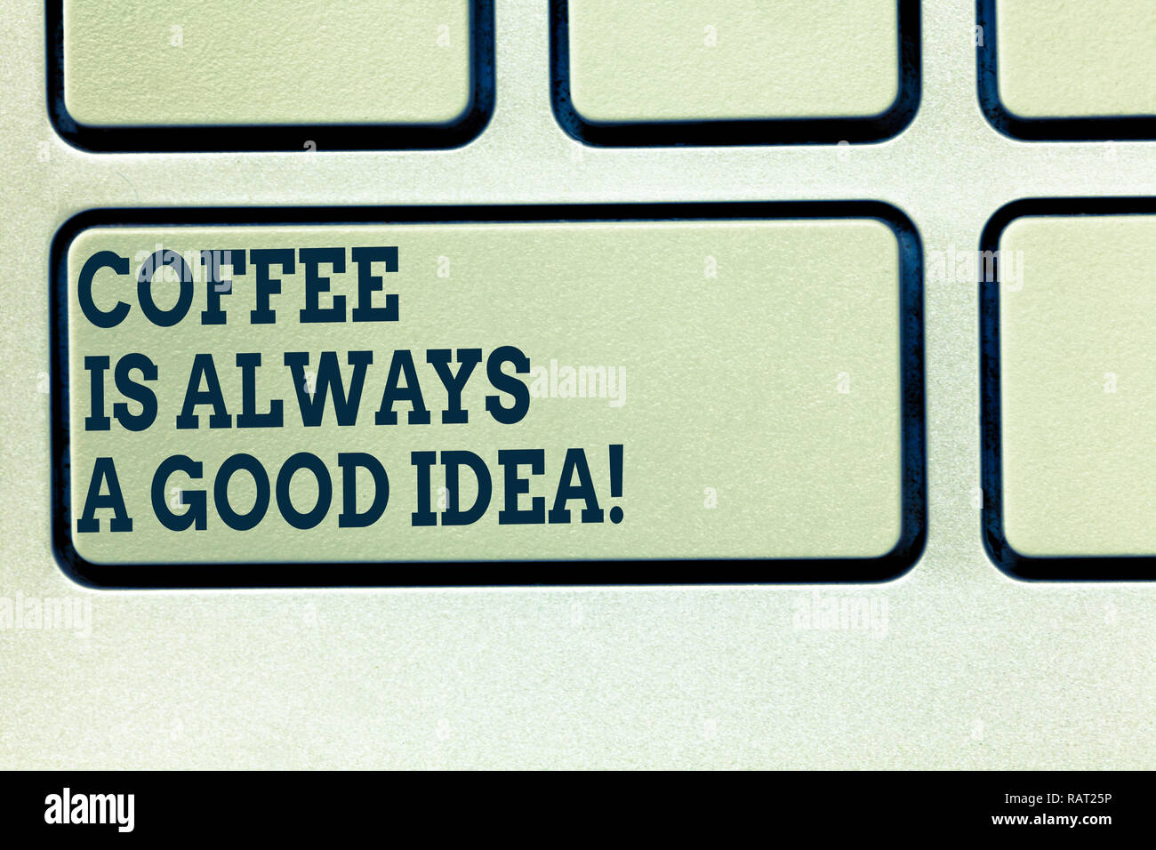 Scrittura testo scrittura di caffè è sempre una buona idea. Concetto significato di prendere una bevanda calda non è mai una cosa cattiva chiave di tastiera intenzione di creare com Foto Stock