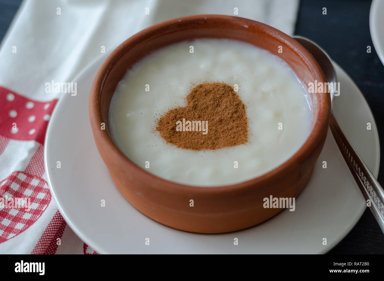 Tradizionali e deliziosi budino di riso con cannella in ciotola. Gustoso e nutriente. Foto Stock