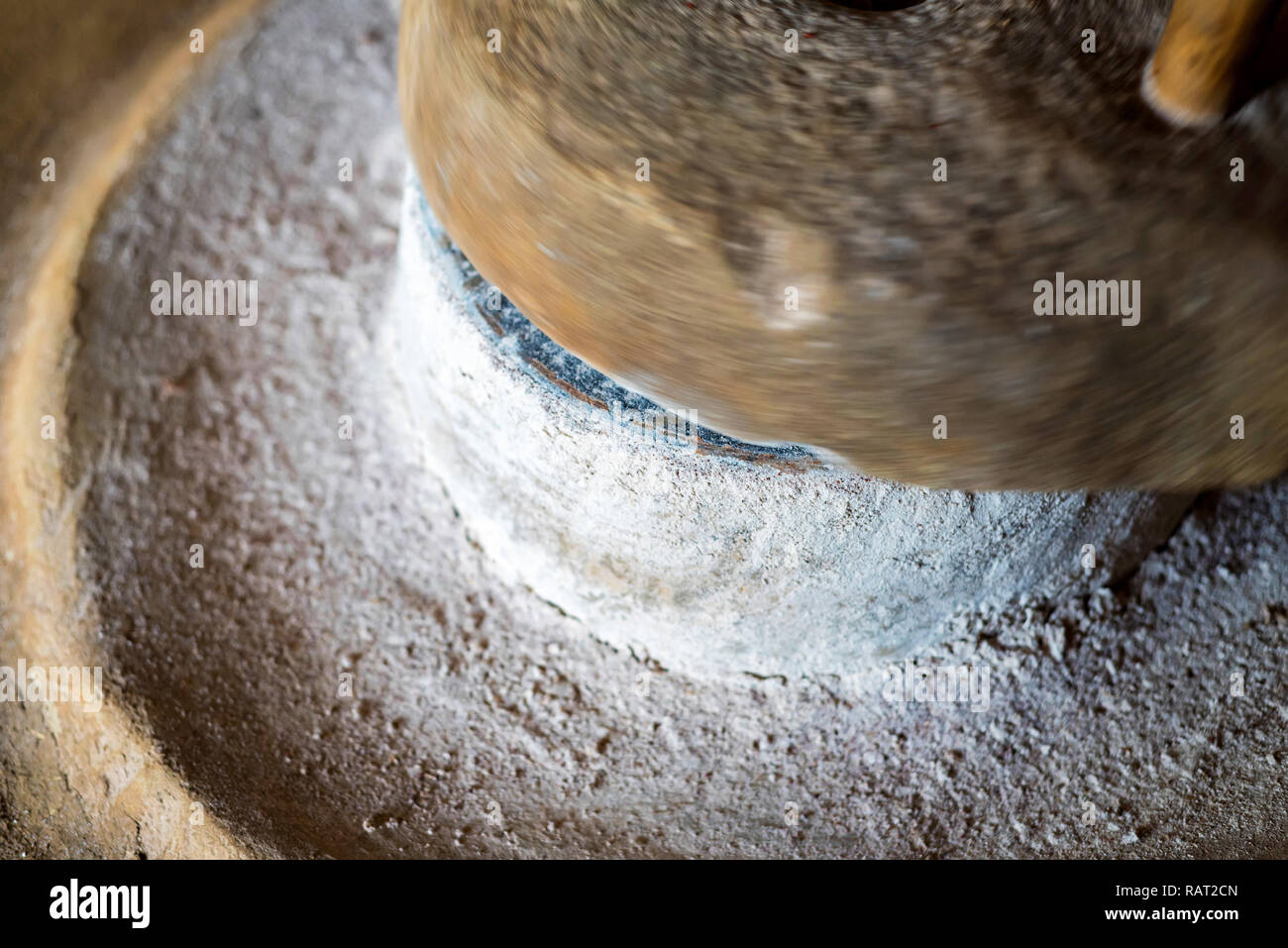 Mani lavorano con macina a macinare sorhum in Sri Lanka house Foto Stock