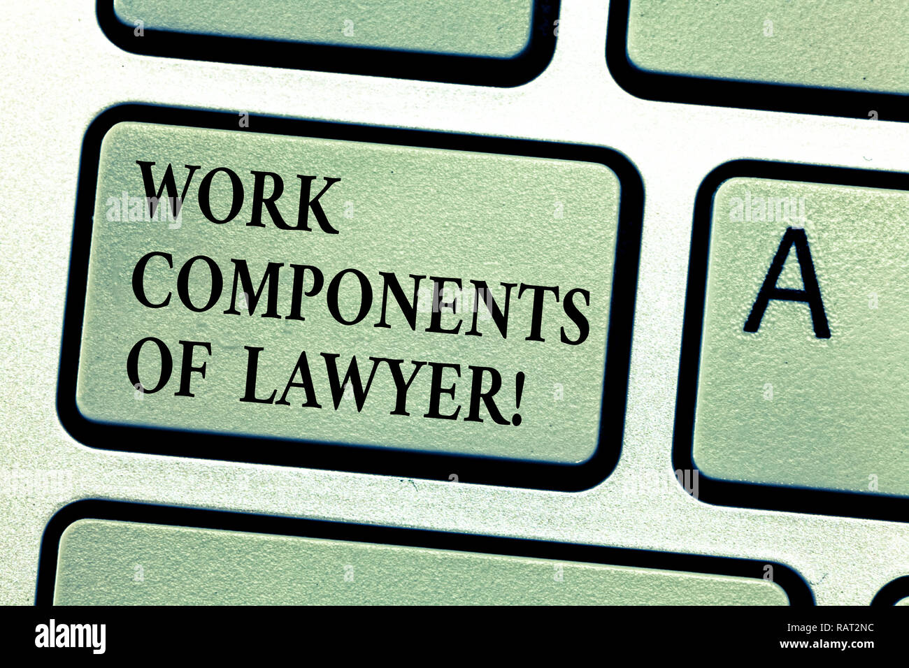 Testo della scrittura di componenti di lavoro di avvocato. Concetto significato avvocati Leggi documenti accordi di decisioni chiave di tastiera intenzione di creare confusione per computer Foto Stock