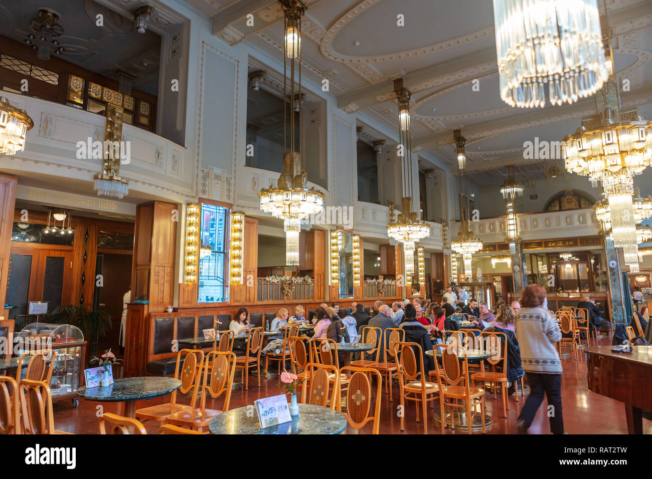 Famoso opulento Kavarna Obecni dum è un classico ed elegante del xx secolo cafe nel centro della citta'. Foto Stock