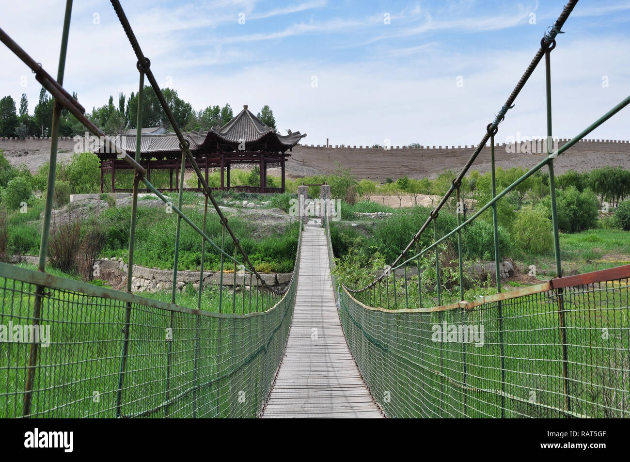 Ponte di legno in un verde depositata al di fuori dell'Jiayuguan forte in Jiayuguan, Gansu, Cina Foto Stock