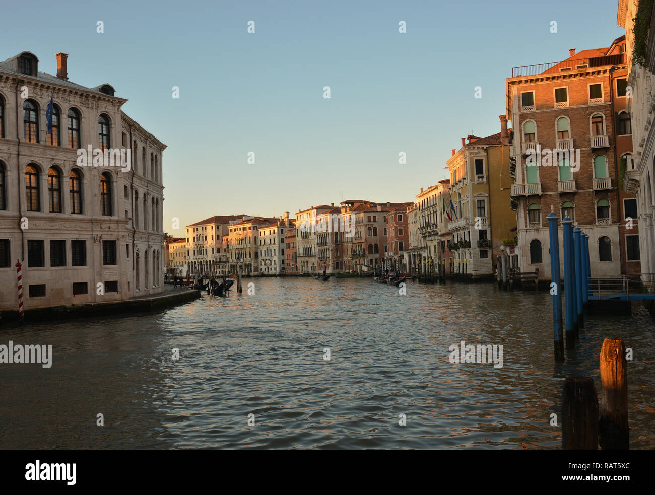 Il Canal Grande a Venezia, quartiere di Rialto Foto Stock