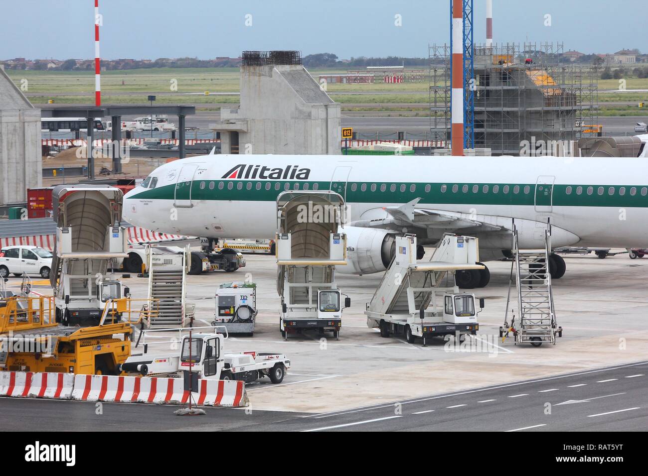 Roma - 11 aprile: Airbus A321 di Alitalia a Fiumicino aeroporto su Aprile 11, 2012 in Roma. Alitalia aveva 3,59 miliardi di euro di entrate nel 2012, ma subito nette lo Foto Stock
