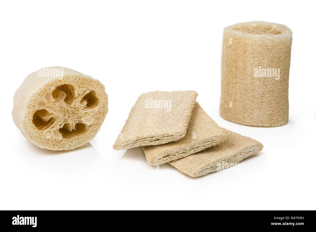 Spugne di Loofah isolati su sfondo bianco Foto Stock