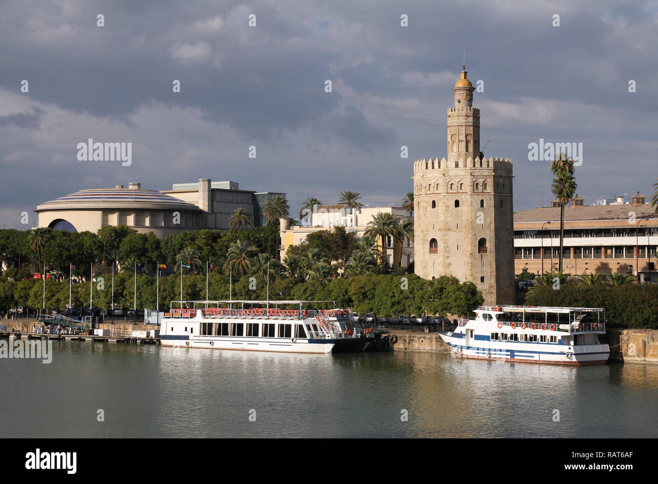 Siviglia, Spagna - Fiume Guadalquivir visualizzare con il famoso Golden Tower (Torre del Oro). Foto Stock