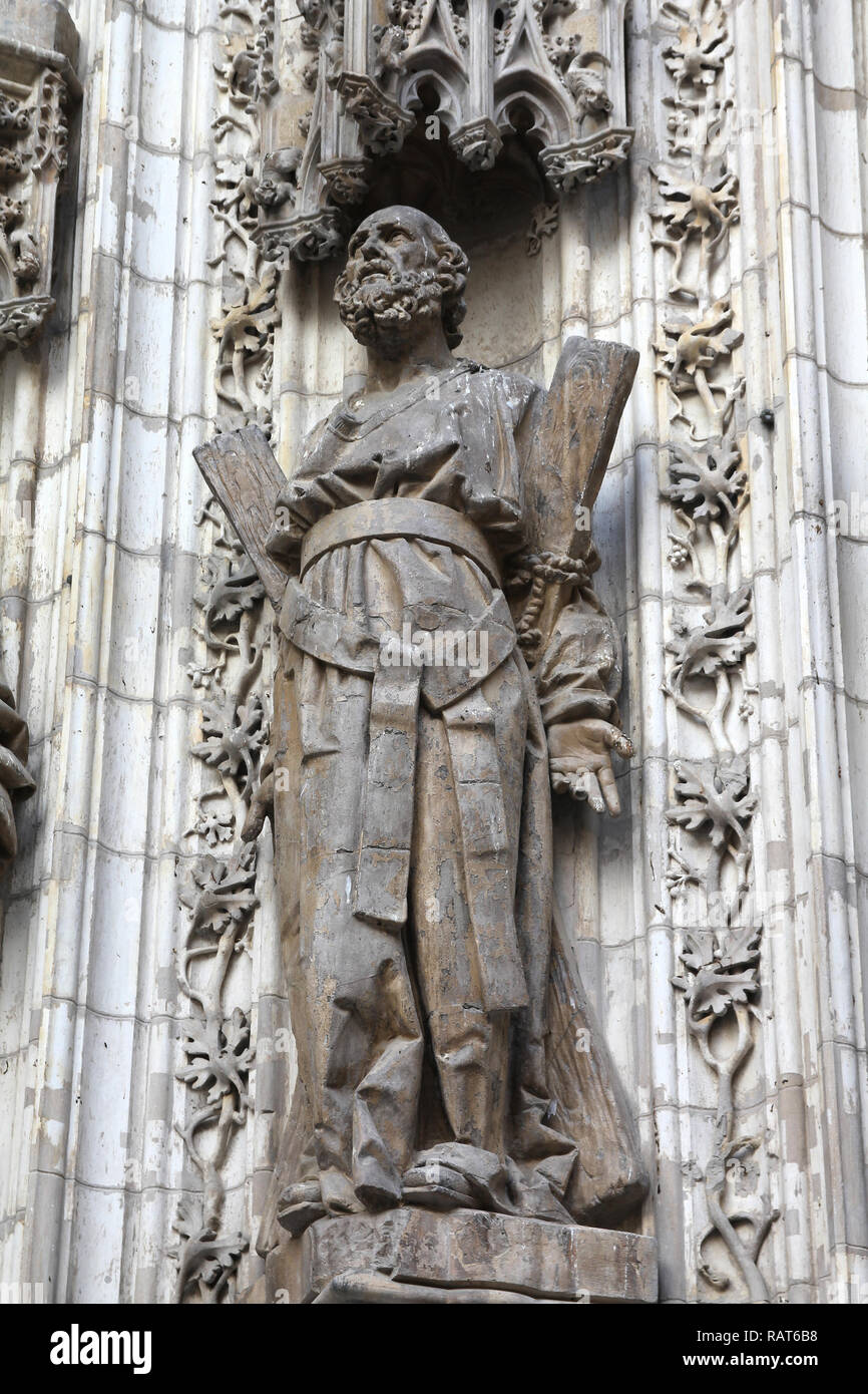 Saint Andrew statua in Sevilla, Andalusia, Spagna. Famosa cattedrale. UNESCO - Sito Patrimonio dell'umanità. Foto Stock