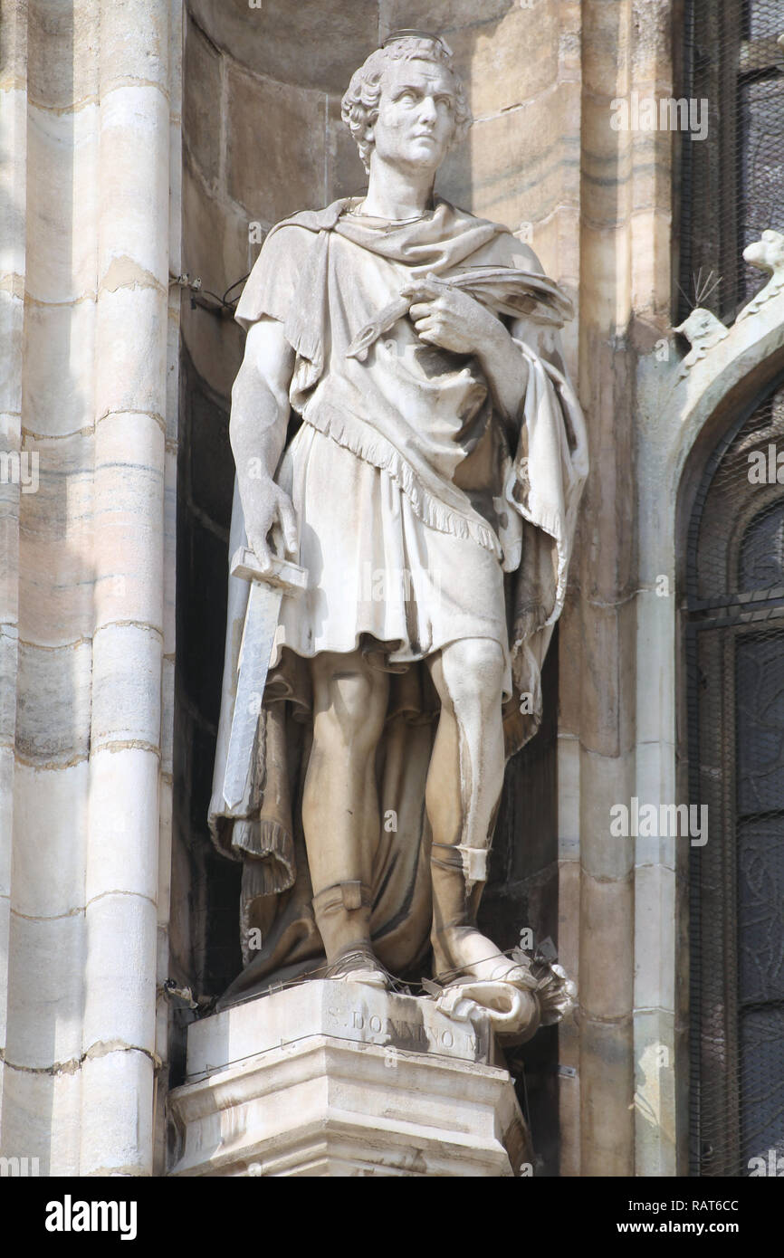 Saint Domninus (San Donnino), il martire. Una delle statue del Duomo di Milano (Italia). Foto Stock