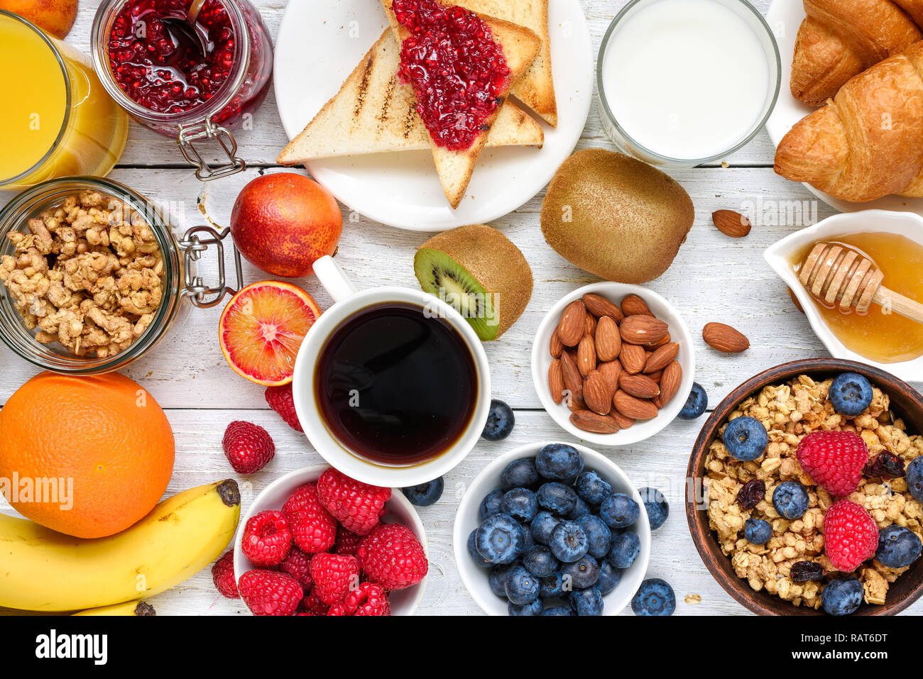 Ristorante e bar Colazione La colazione è servita con caffè, succo d'arancia, pane tostato, croissant, cereali, latte, frutta a guscio e frutta. Dieta bilanciata. cibo sano vista superiore Foto Stock