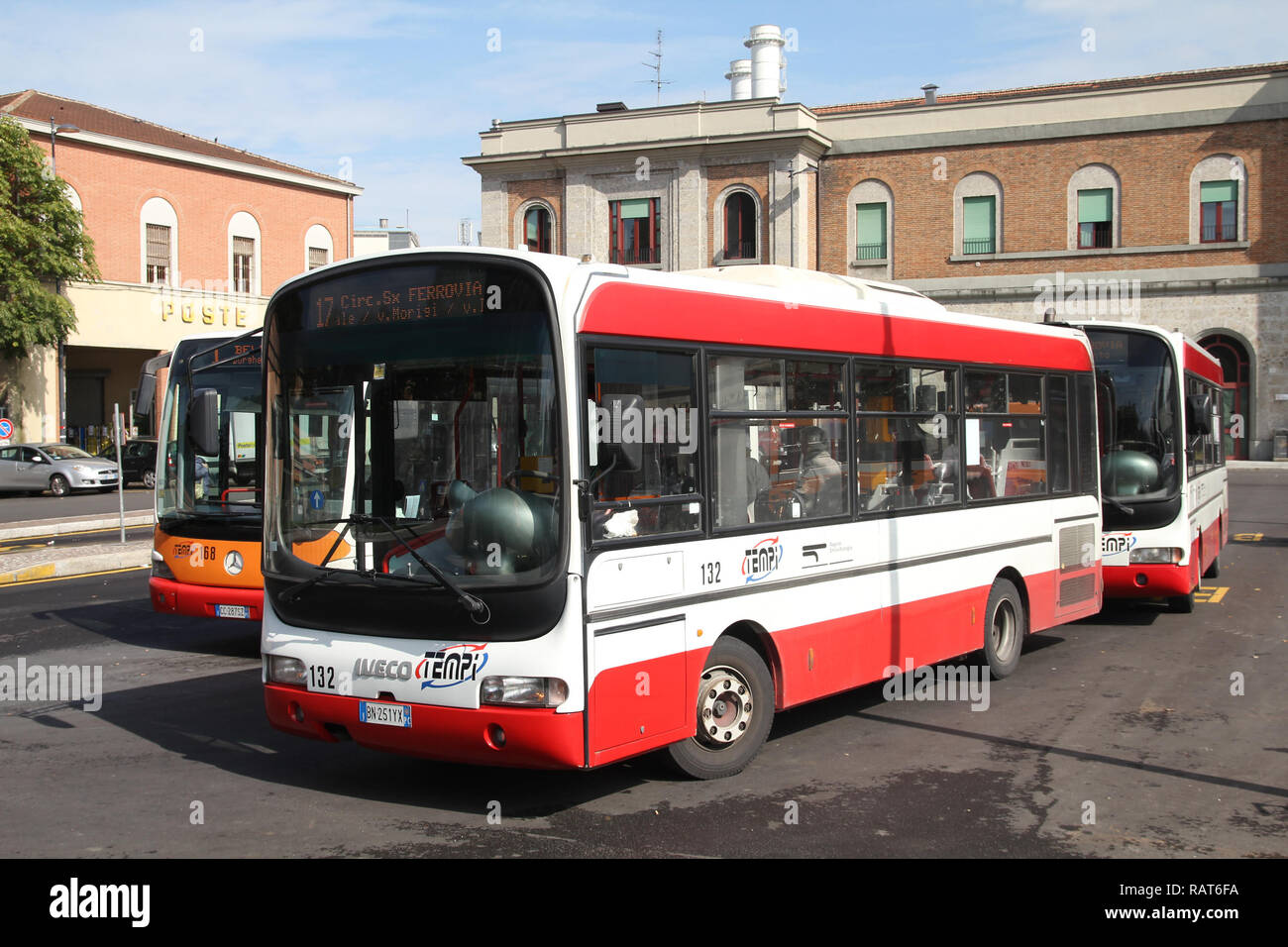 PIACENZA - 5 ottobre: autobus Iveco e Mercedes bus in background su Ottobre 5, 2010 in Piacenza, Italia. Nel 2009 Iveco fabbricato 2,256 autobus e merc Foto Stock