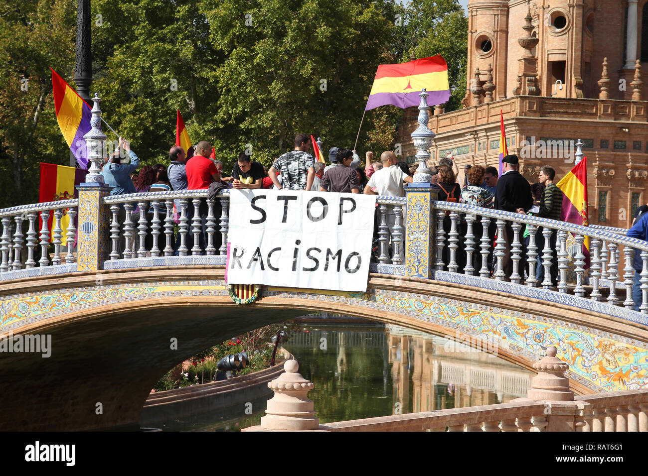 SEVILLA - 12 ottobre: Anti razzismo manifestanti in Plaza de Espana, il 12 ottobre 2010 a Siviglia, Spagna. Foto Stock