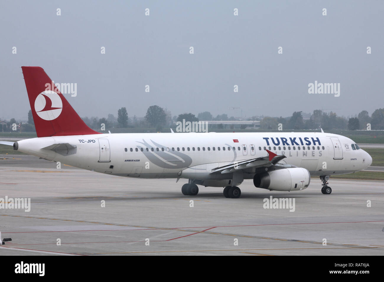 BOLOGNA - 16 ottobre: Airbus A320 della Turkish Airlines su 16 Ottobre 2010 all'Aeroporto Internazionale di Bologna. Il 8 marzo 2011 Bagno turco ha piazzato un ordine f Foto Stock