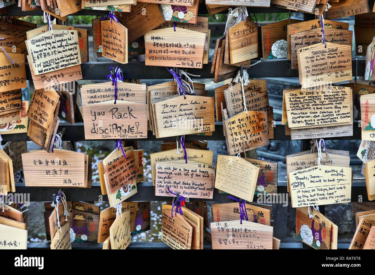 TOKYO, Giappone - 12 Aprile 2012: Ema, tradizionale in legno schede di preghiera di fronte Ueno al Santuario di Toshogu in Taito ward di Tokyo. Kami (gli spiriti degli dei Foto Stock