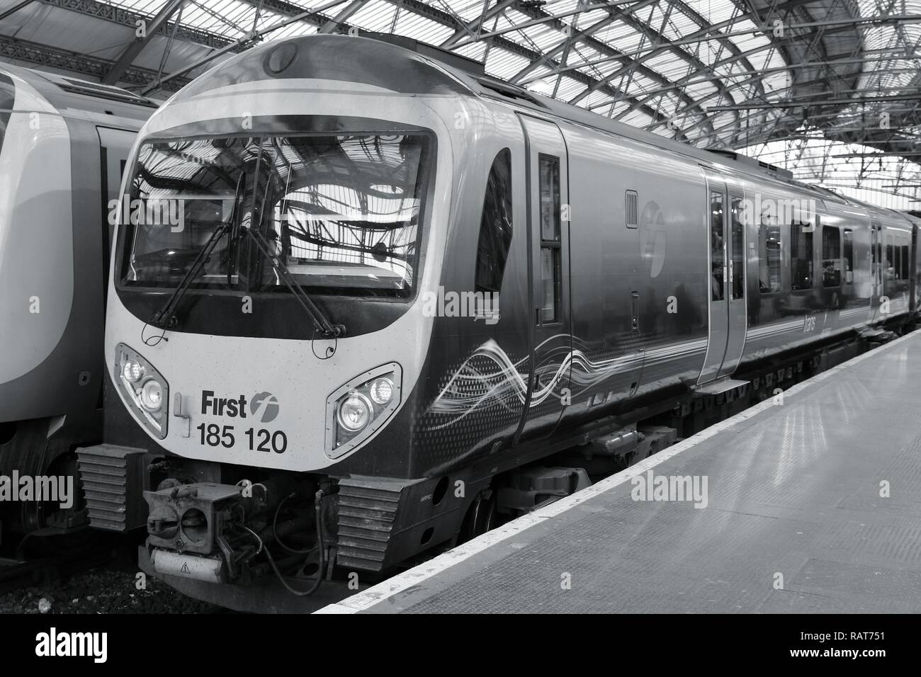 LIVERPOOL, Regno Unito - 20 Aprile 2013: TransPennine Express treno a Liverpool, UK. TransPennine è azionato da FirstGroup Keolis e. FirstGroup impiega 124 Foto Stock