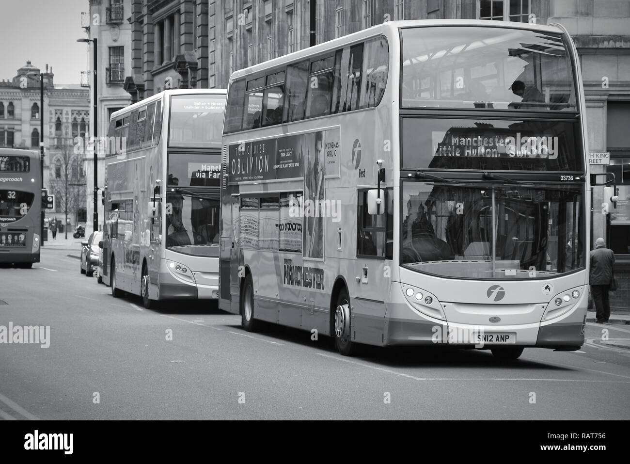 MANCHESTER, Regno Unito - 22 Aprile 2013: la gente ride FirstGroup autobus della città di Manchester, UK. FirstGroup impiega 124.000 persone. Foto Stock