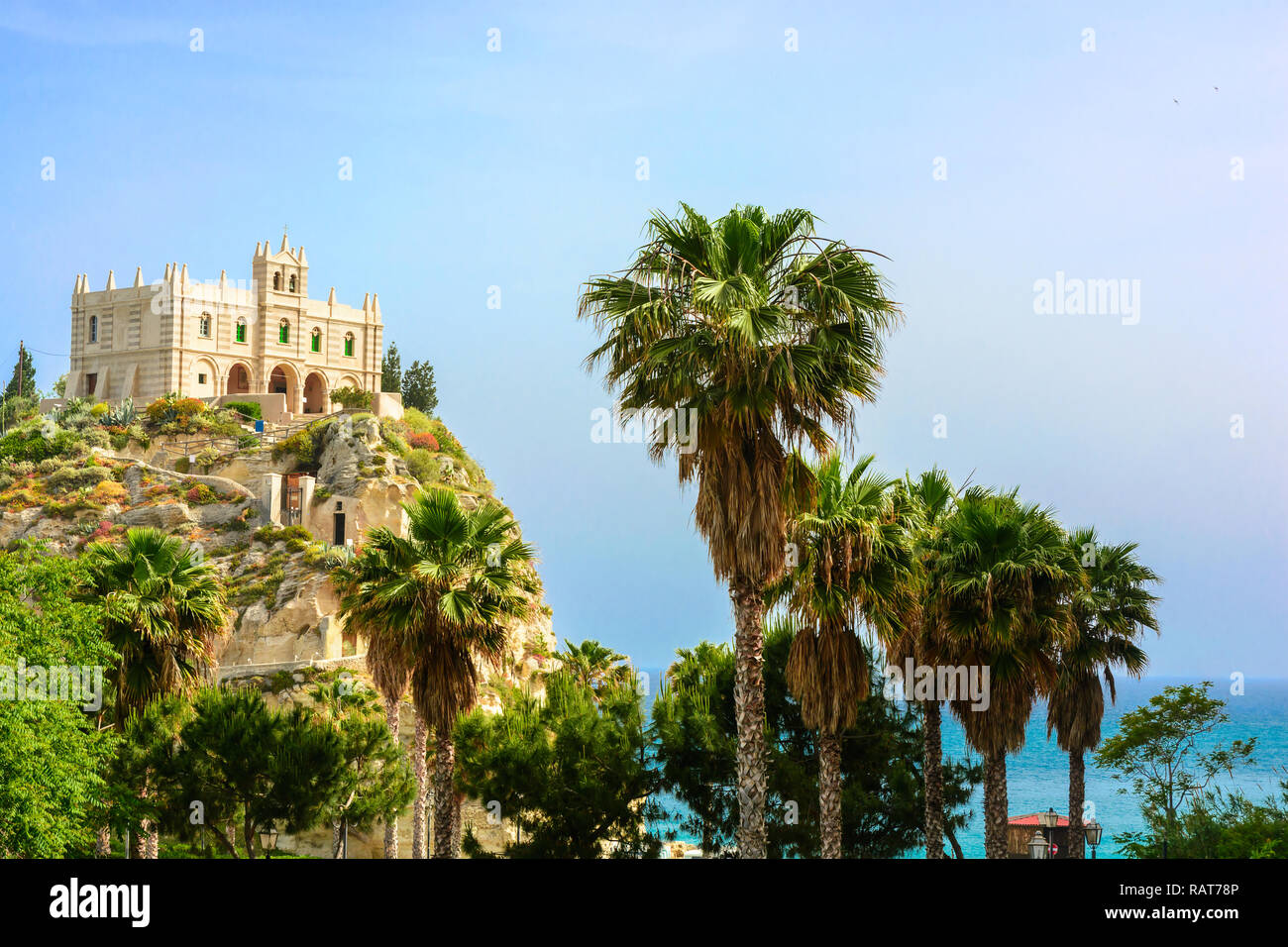 Tropea in Calabria, Italia meridionale. Chiesa di Santa Maria dell'isola nella giornata di sole. concetto di viaggio Foto Stock