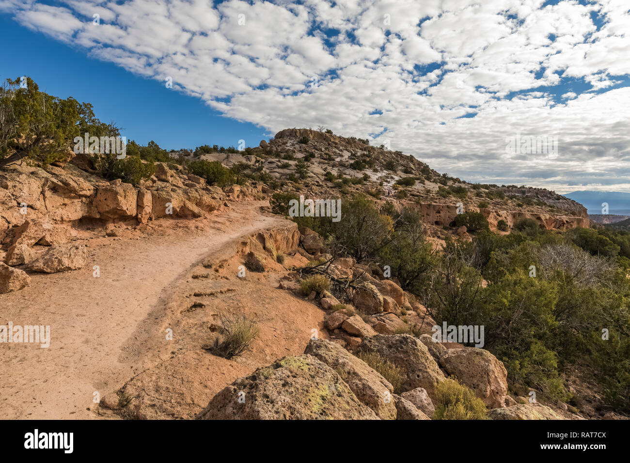 Sentiero al Tsankawi siti preistorici Bandelier National Monument vicino a Los Alamos, Nuovo Messico Foto Stock