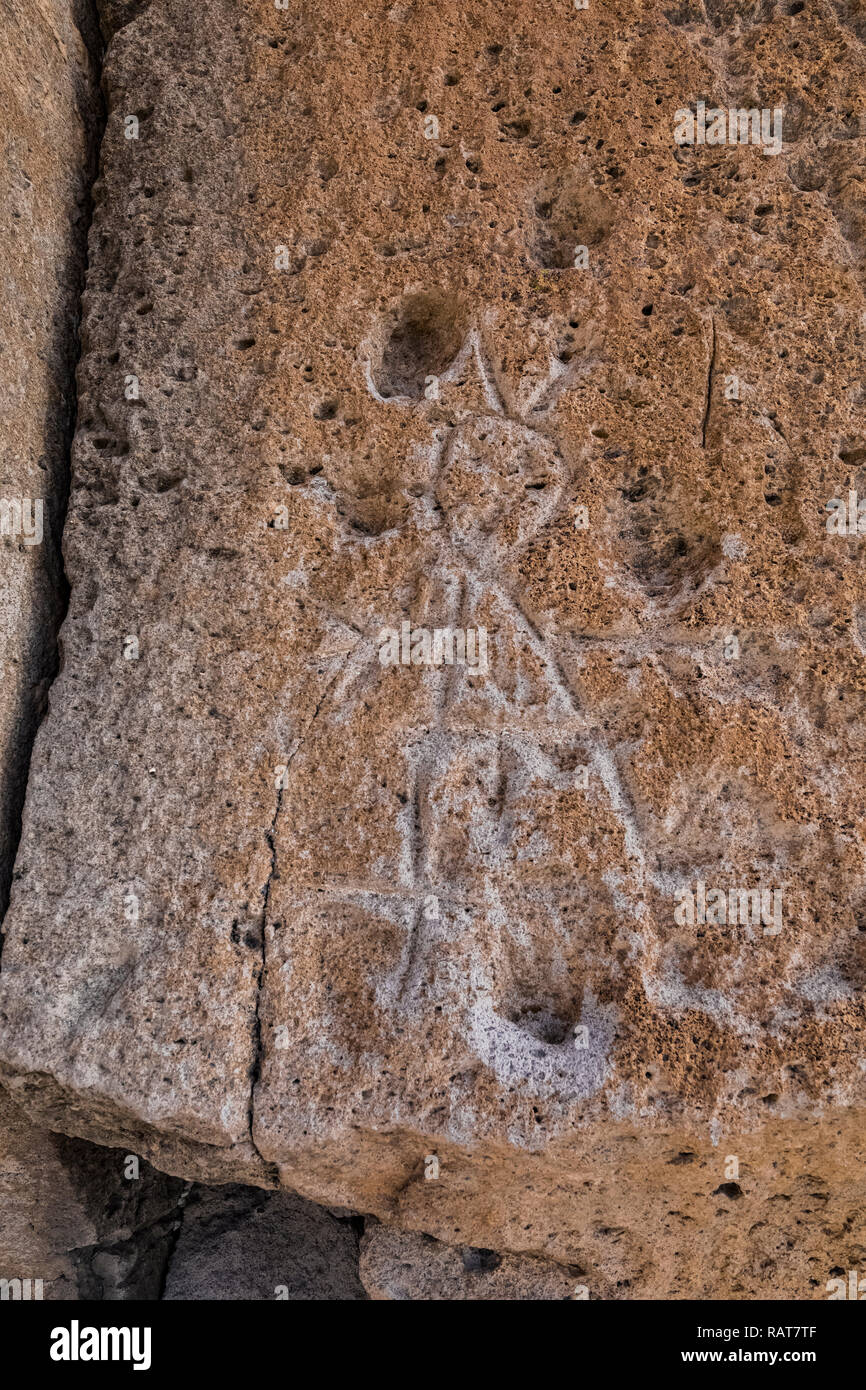 Incisioni rupestri, tra cui figura umana, scolpito in pietra arenaria da ancestrale popolo dei Pueblo al Tsankawi siti preistorici Bandelier National Monume Foto Stock