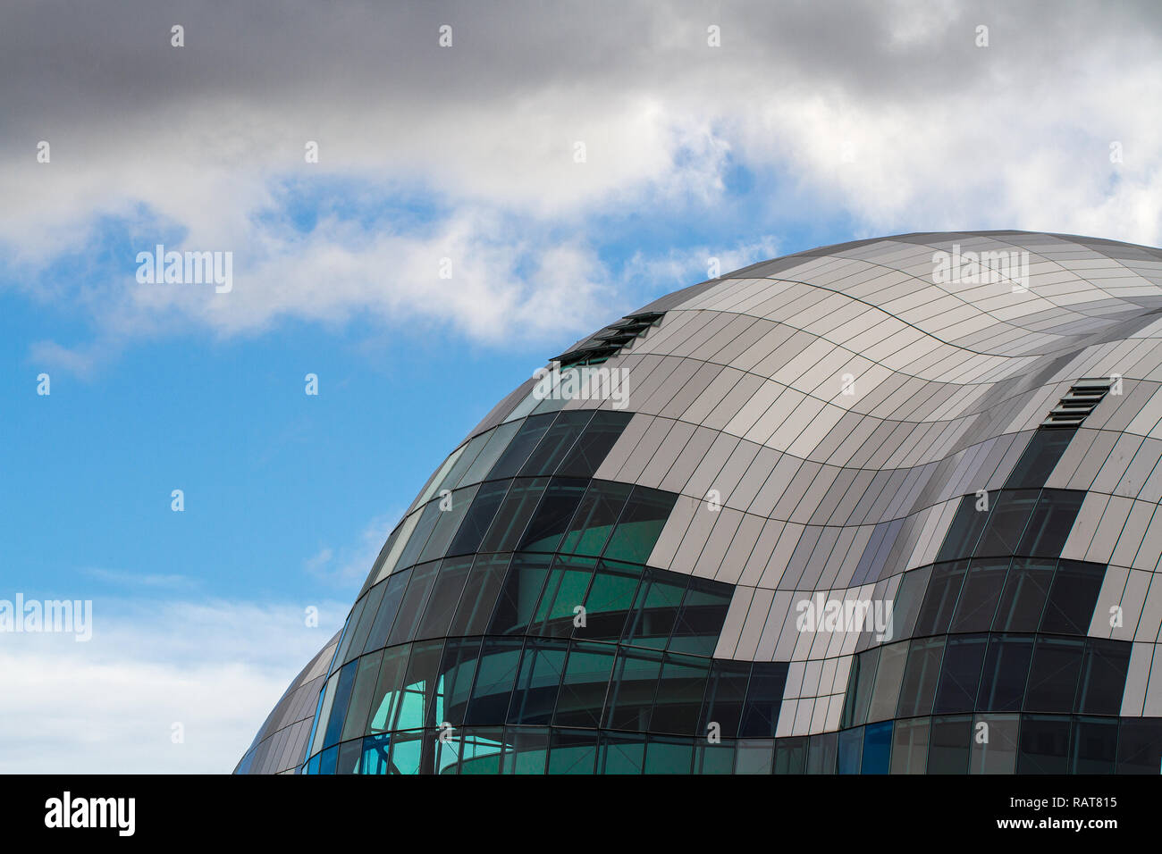 Una chiusura di linee curve e bulboso tetto in vetro dell'edificio di salvia in Gateshead, Newcastle, Regno Unito sotto un cielo blu con spazio di copia Foto Stock