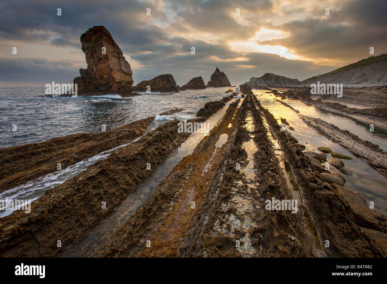 Geologico formazioni di roccia a Playa de La Arnía , Cantabria, Spagna settentrionale. Foto Stock