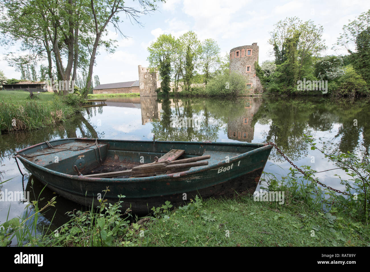 barca di legno solitario in un ambiente idilliaco Foto Stock